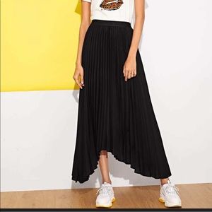 Shein• Black Asymmetrical Hem Pleated Skirt